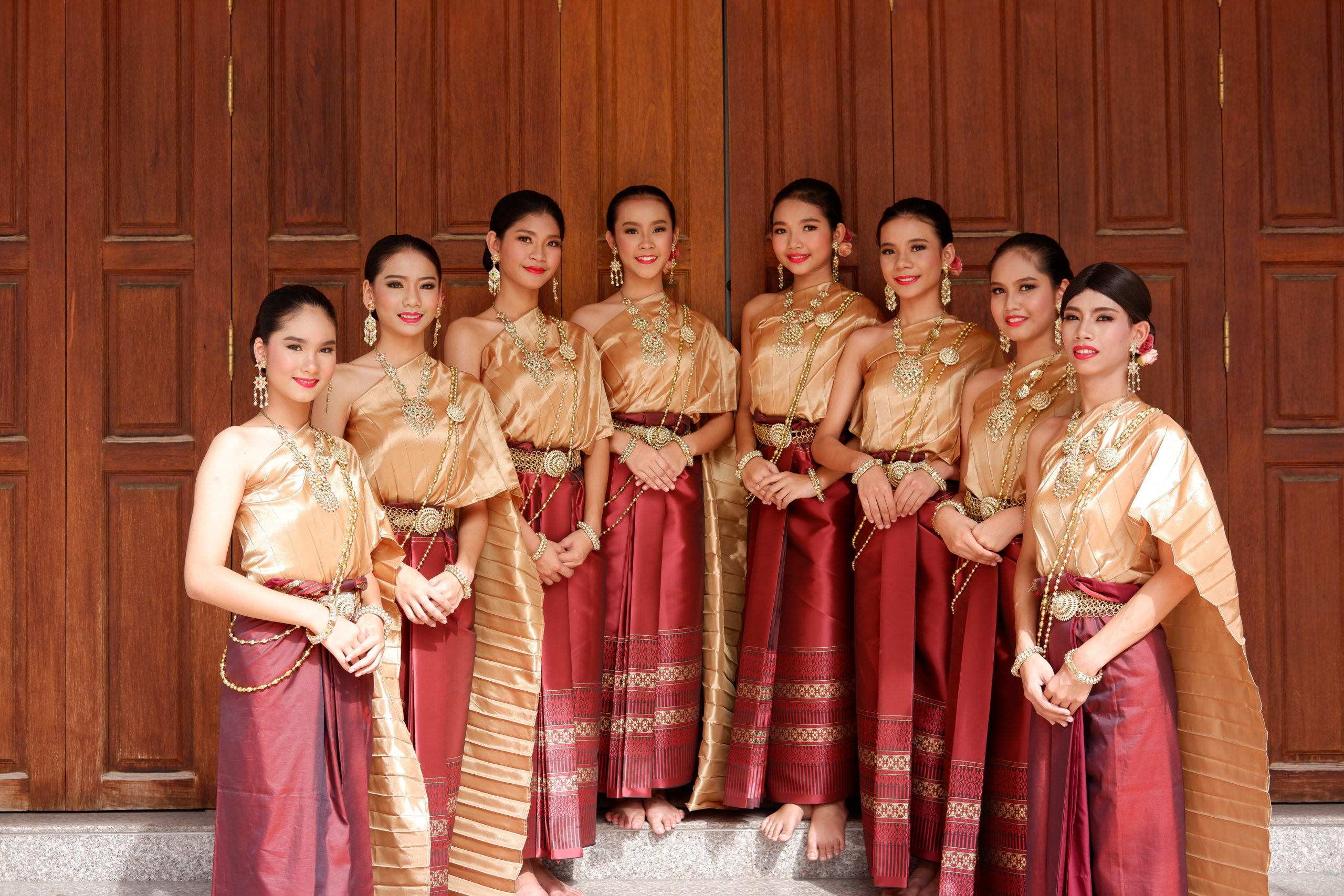 Discover traditional costumes in Asia